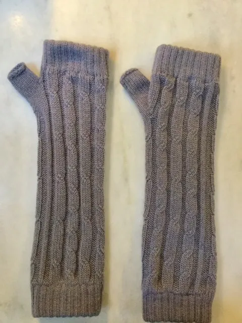 SCA 4-ply cable knit cashmere wristwarmers