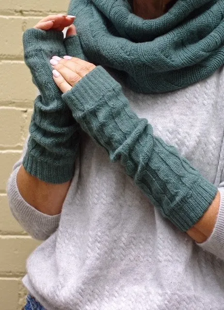 SCA 4-ply cable knit cashmere wristwarmers