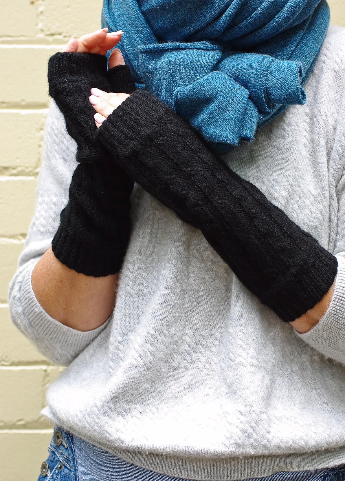 SCA 4-ply cable knit cashmere wristwarmers