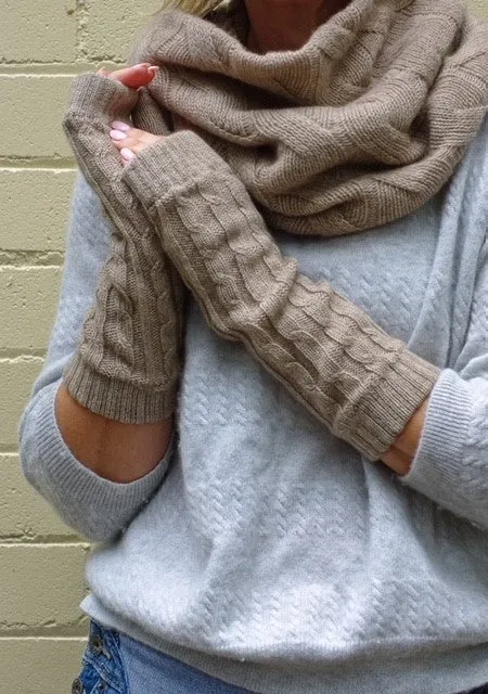 SCA 4-ply cable knit cashmere wristwarmers